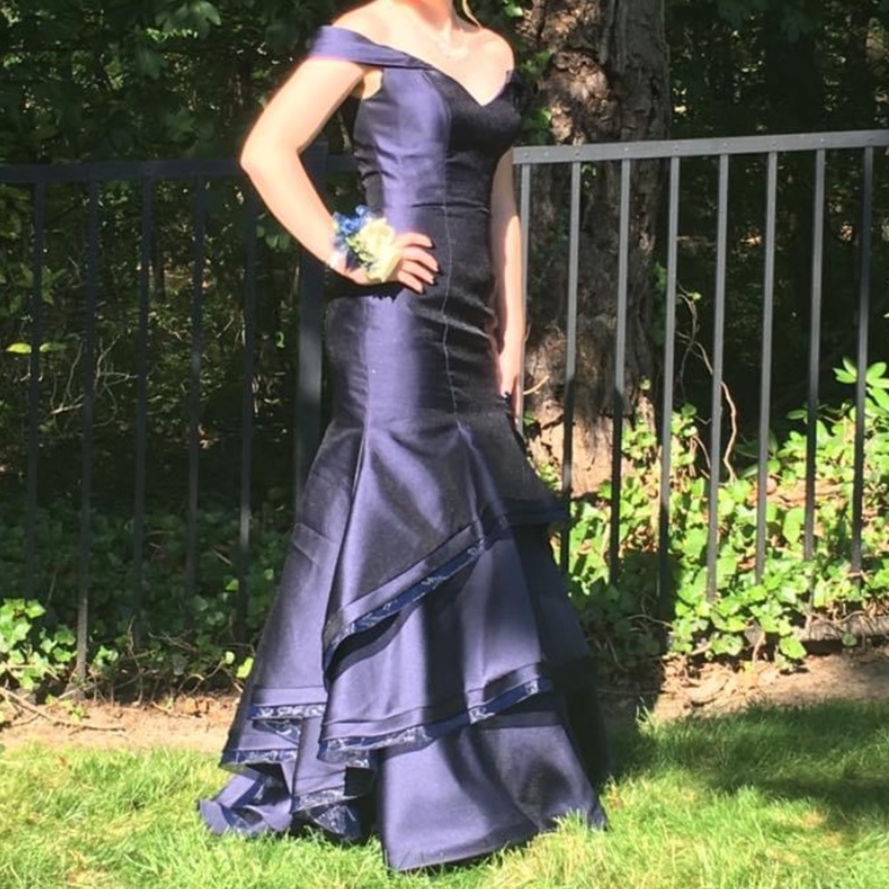 xscape navy blue long dress Amazon.com: Xscape Women's Long Flower Ilusion Sleeve Off-The-Shoulder Scuba Crepe Gown, Navy, 4 : Clothing, Shoes & Jewelry
